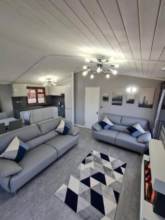 4 Bed Luxury Lodge With Hot Tub Near Lake District Warton Eksteriør billede