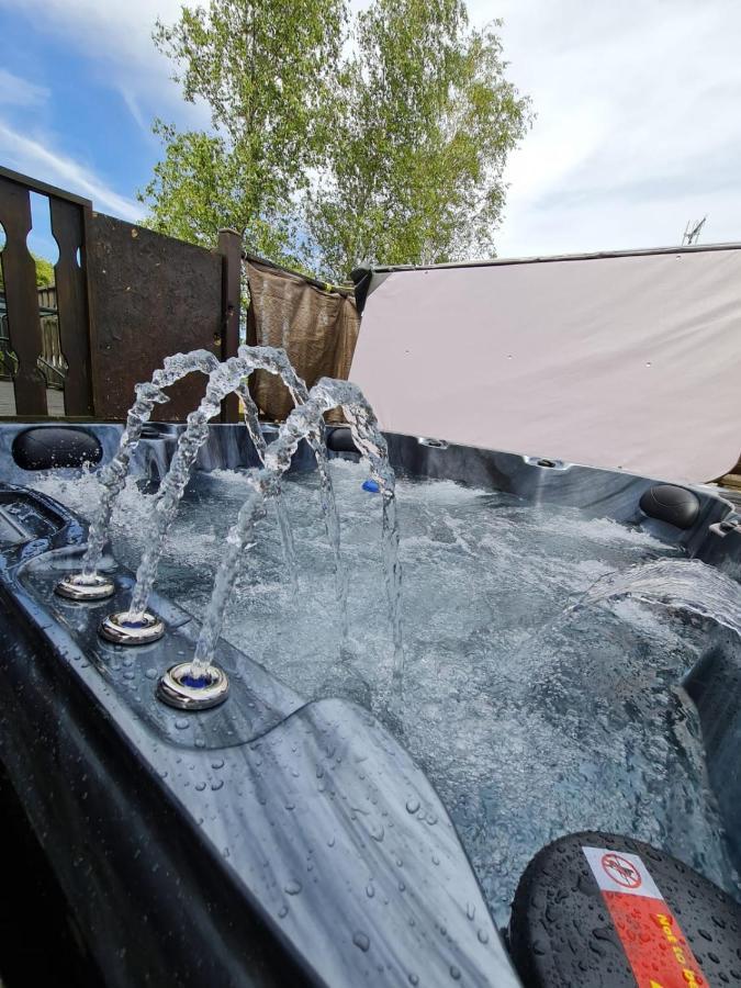 4 Bed Luxury Lodge With Hot Tub Near Lake District Warton Eksteriør billede