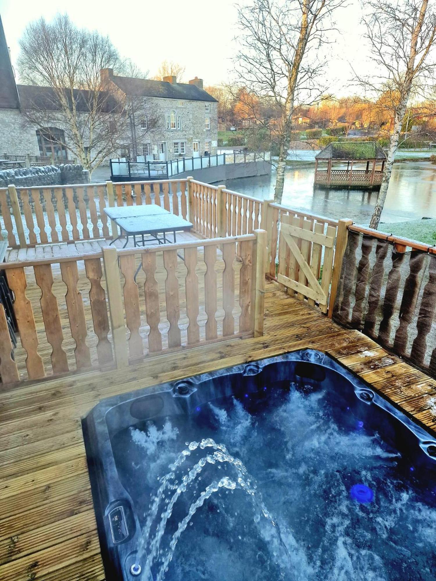 4 Bed Luxury Lodge With Hot Tub Near Lake District Warton Eksteriør billede